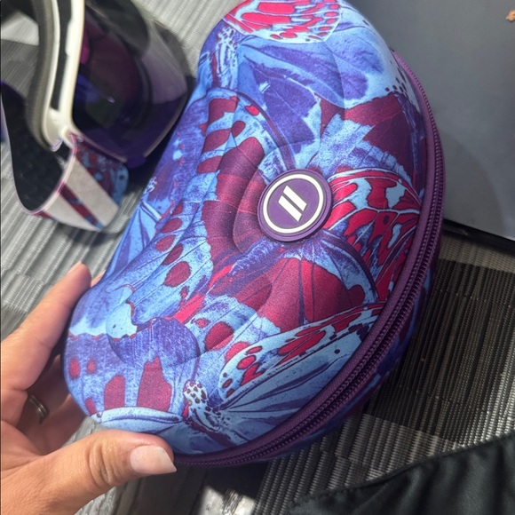 Blenders Eyewear Ski Goggles Set with Butterfly Case - Picture 4 of 7